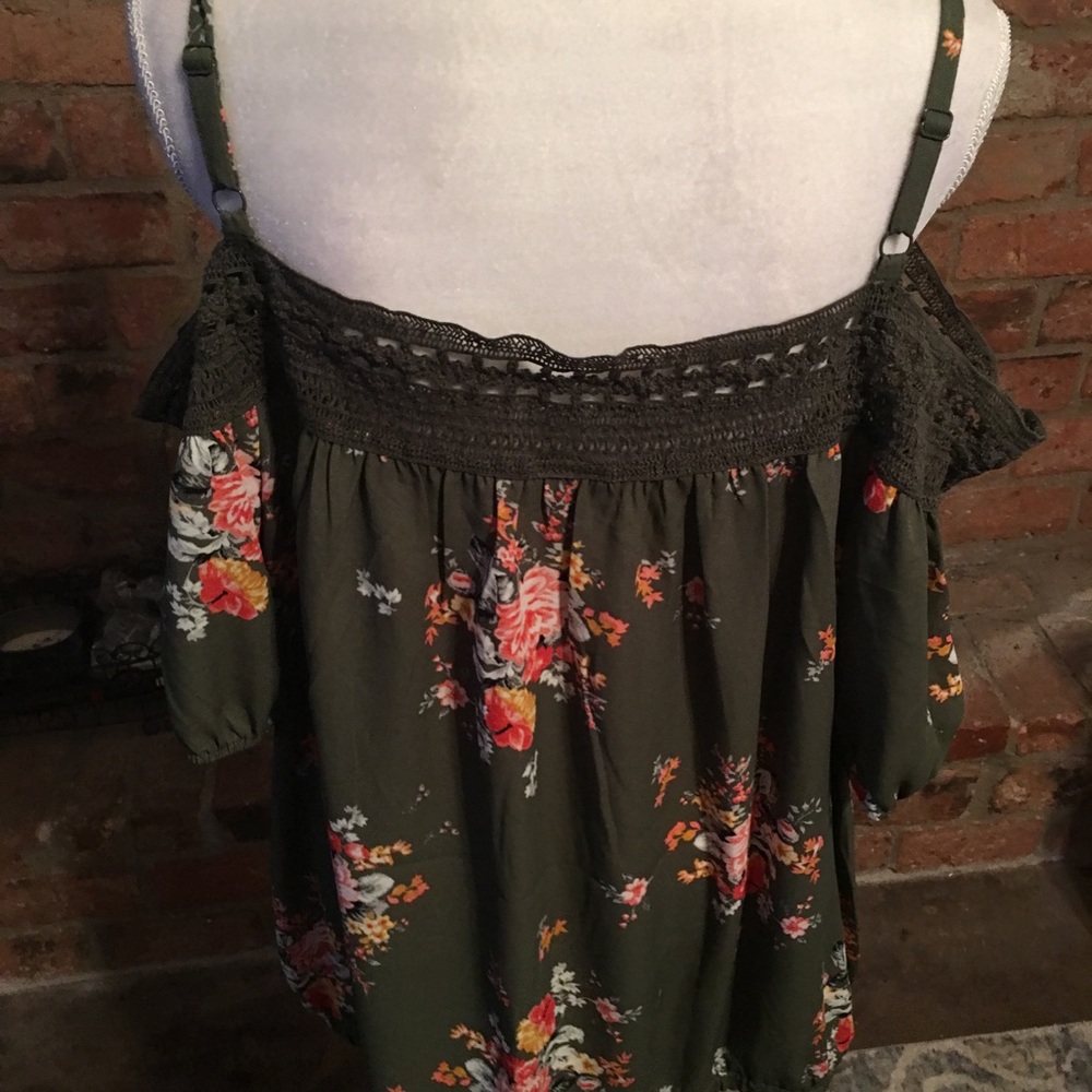 TORRID  TOP 🌟PLUS 🌟 - Picture 5 of 6